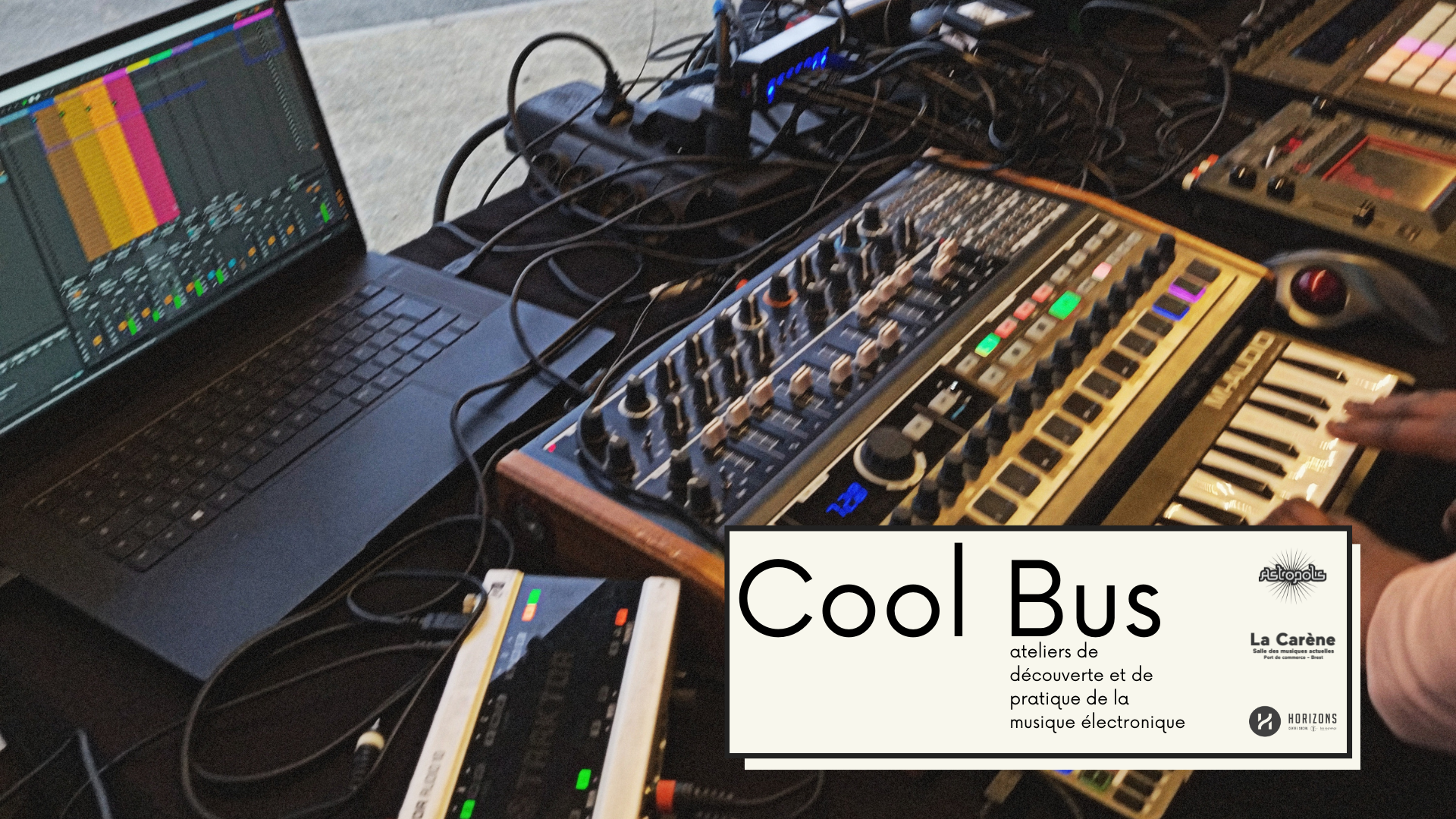 You are currently viewing Des jeunes de Pontanézen composent de la musique électronique dans le Cool Bus : les morceaux à découvrir ici !